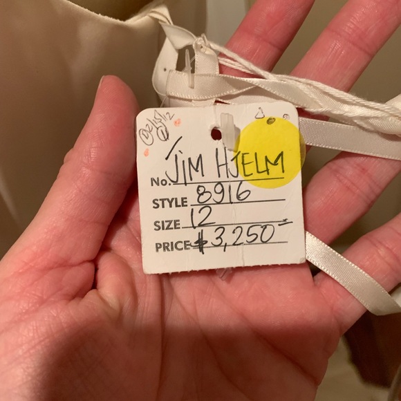 Jim Hjelm Wedding Dress 8916 - Picture 4 of 12